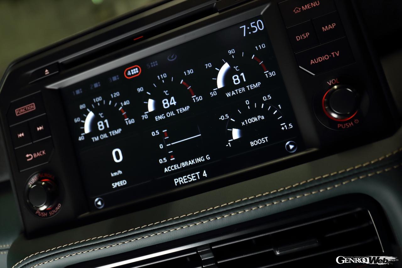 ニッサン GT-R 2022年モデルの特別仕様車“Tスペック”のディスプレイ