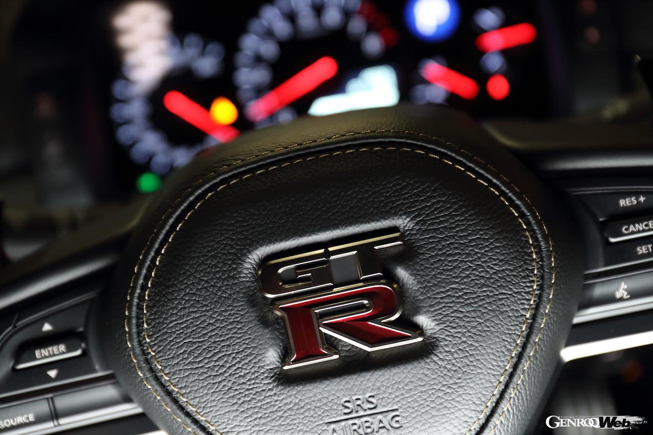 ニッサン GT-R 2022年モデルの特別仕様車“Tスペック”のステアリングホイール