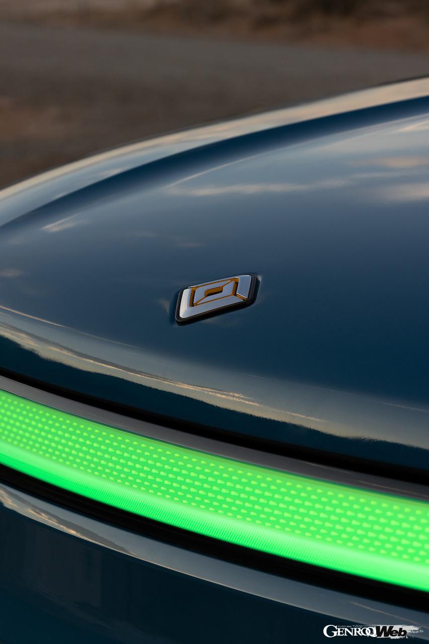 リヴィアンの電動SUV、R1S。エンブレム