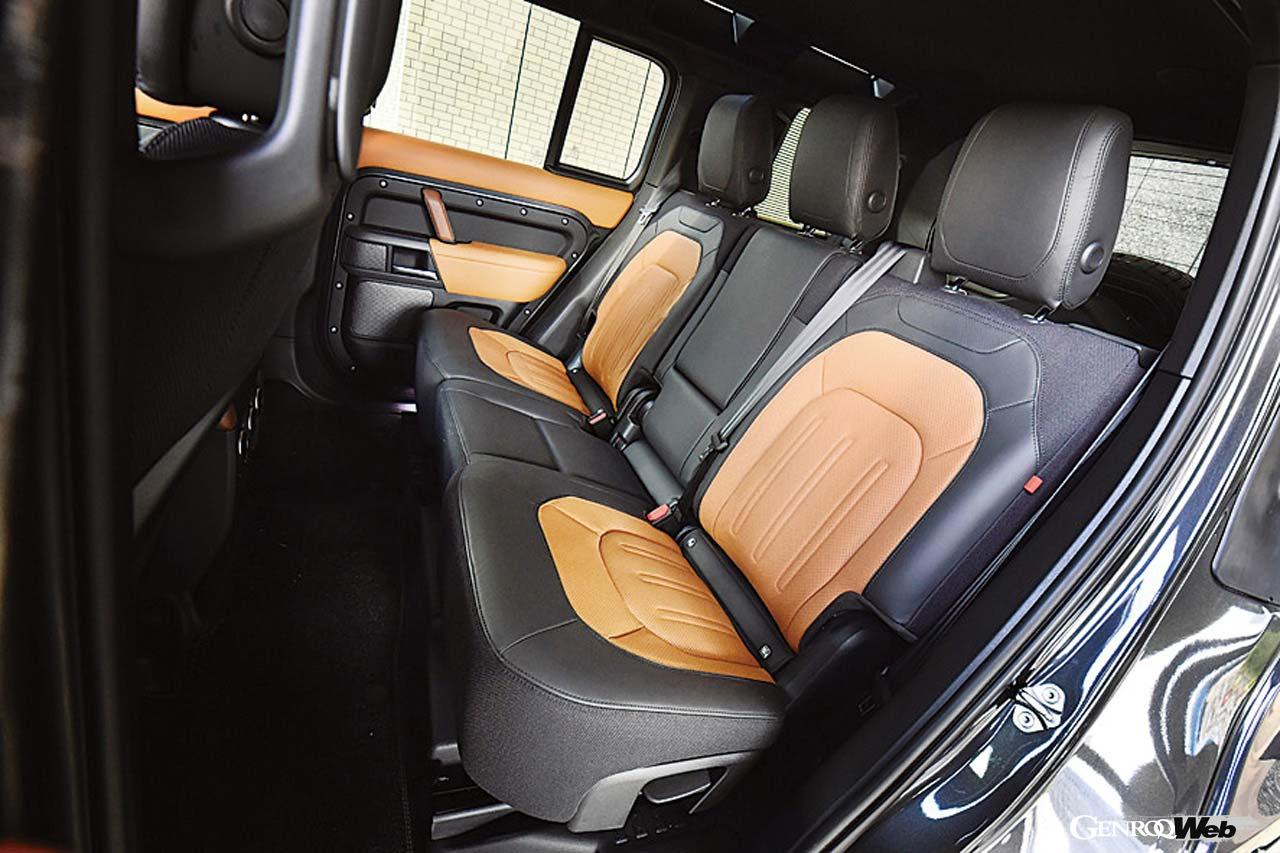 ランドローバー ディフェンダー 110 X D300のリヤシート