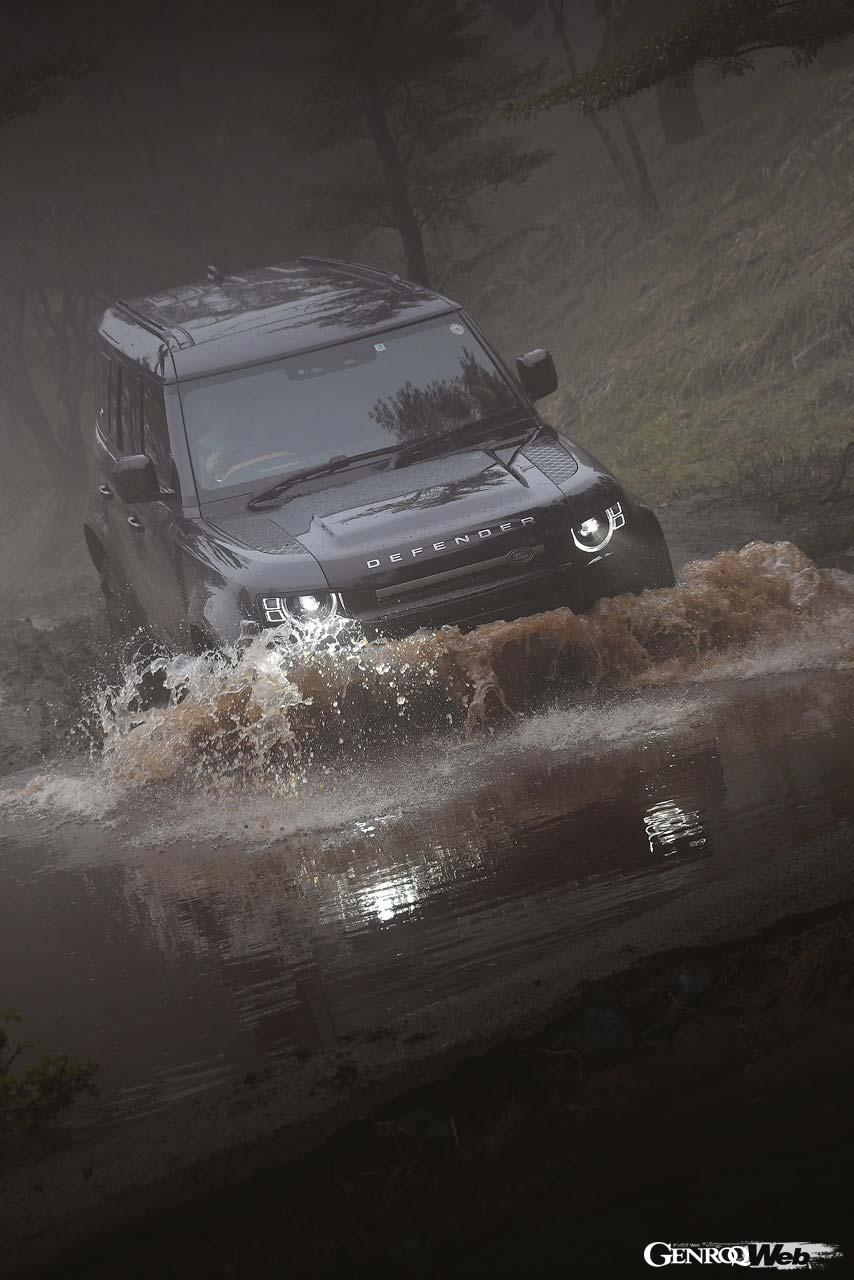 ランドローバー ディフェンダー 110 X D300の走行シーン