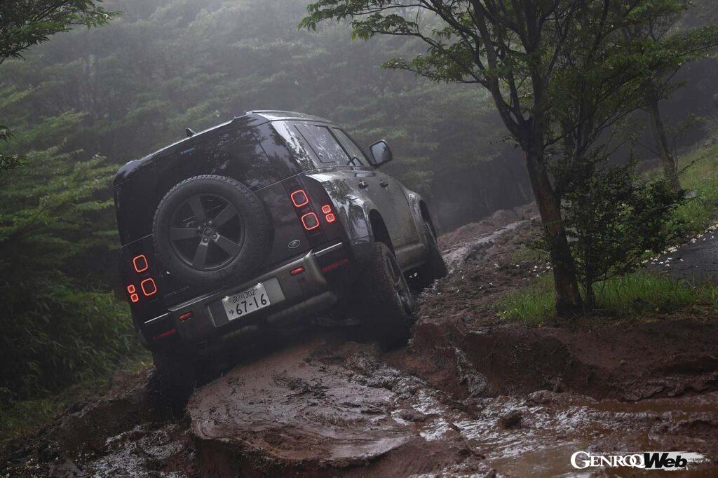 ランドローバー ディフェンダー 110 X D300の走行シーン