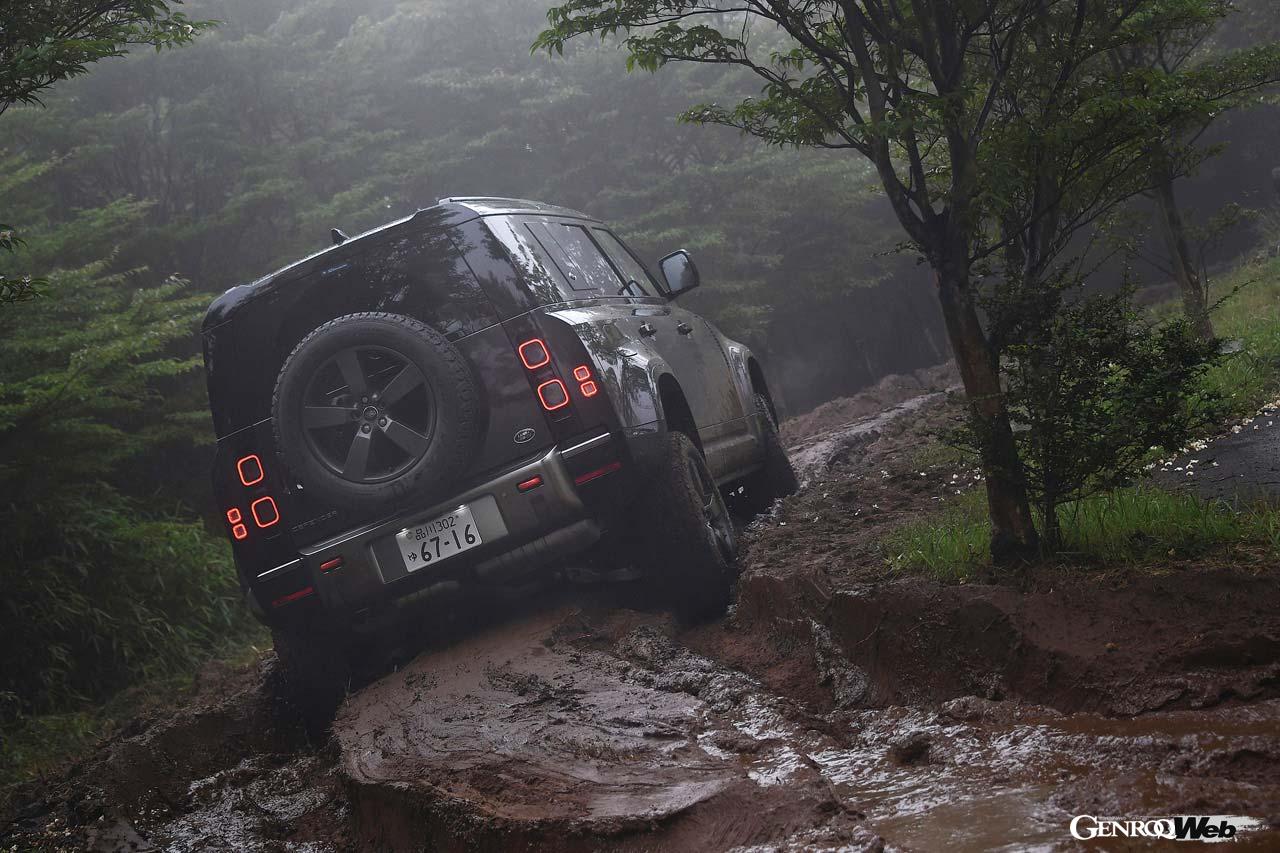 ランドローバー ディフェンダー 110 X D300の走行シーン