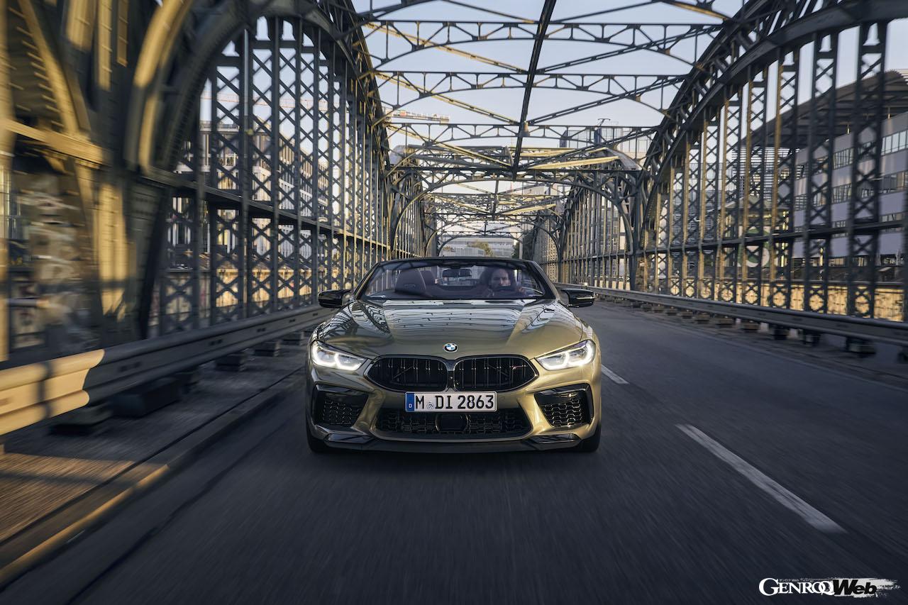 改良新型が登場した「M8 コンペティション コンバーチブル」の走行シーン。