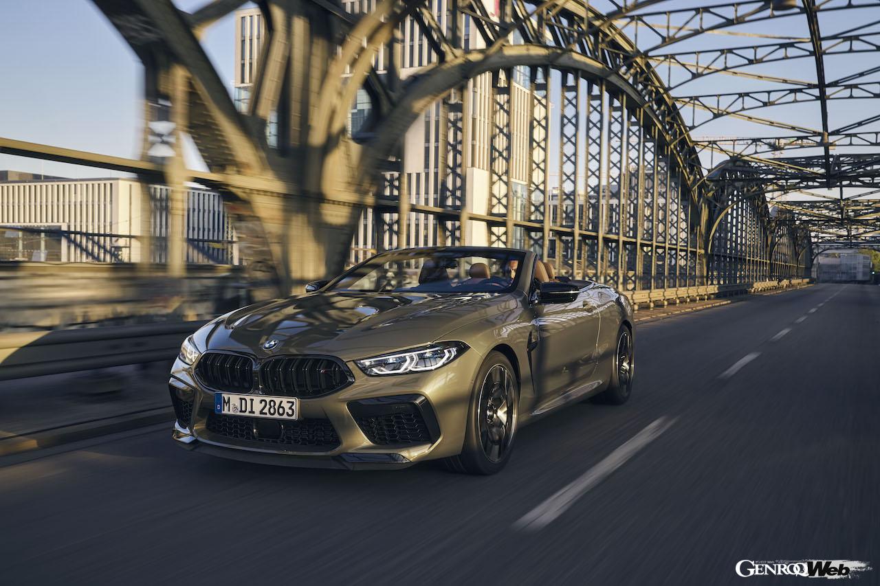 改良新型が登場した「M8 コンペティション コンバーチブル」の走行シーン。