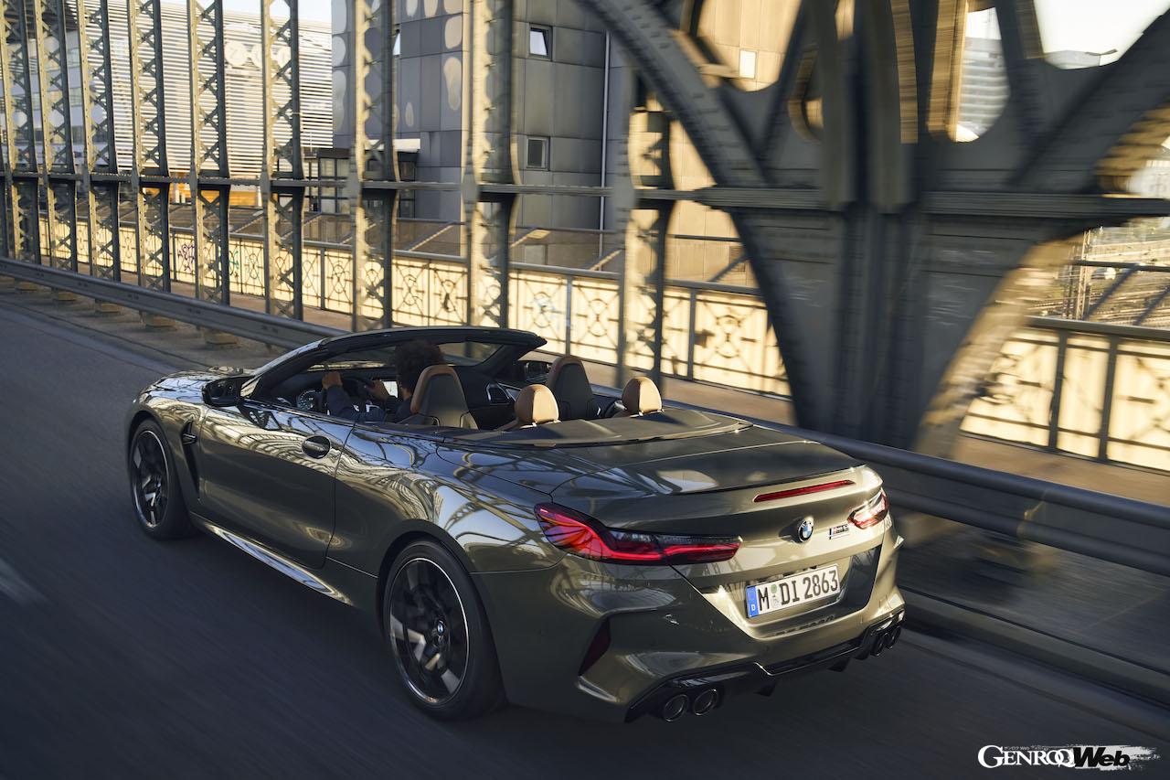 改良新型が登場した「M8 コンペティション コンバーチブル」の走行シーン。