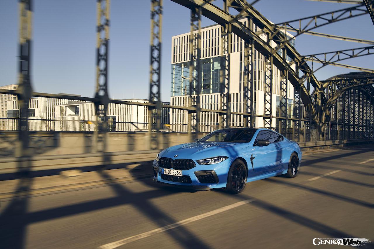 改良新型が登場した「M8 コンペティション クーペ」の走行シーン。