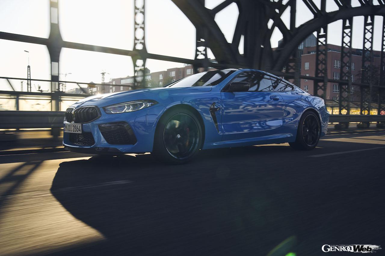 改良新型が登場した「M8 コンペティション クーペ」の走行シーン。