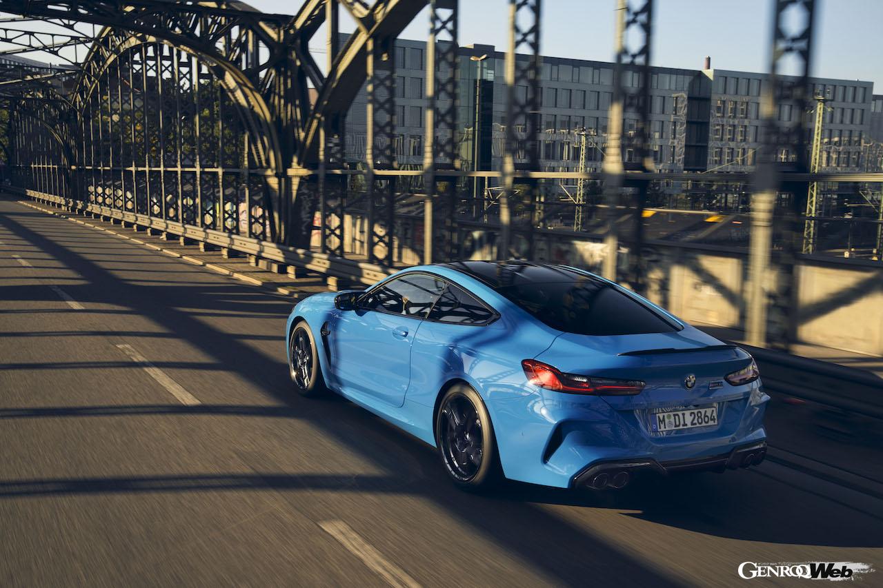 改良新型が登場した「M8 コンペティション クーペ」の走行シーン。