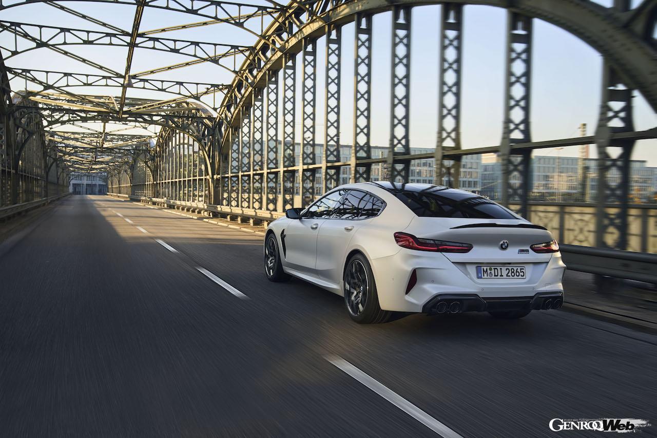 改良新型が登場した「M8 コンペティション グランクーペ」の走行シーン。