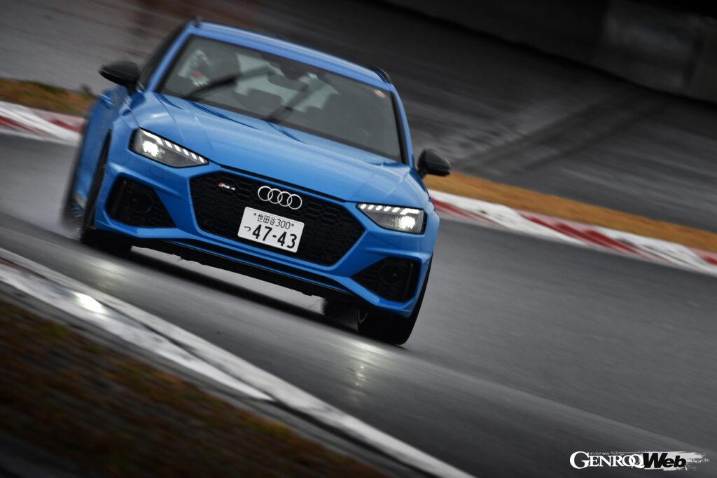 GOTY2021-2022、アウディ RS 4 アバントの走行シーン