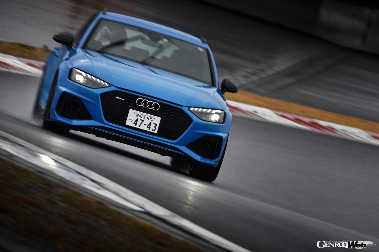 GOTY2021-2022、アウディ RS 4 アバントの走行シーン