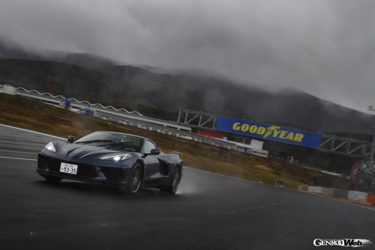 GOTY2021-2022、シボレー コルベット コンバーチブルの走行シーン