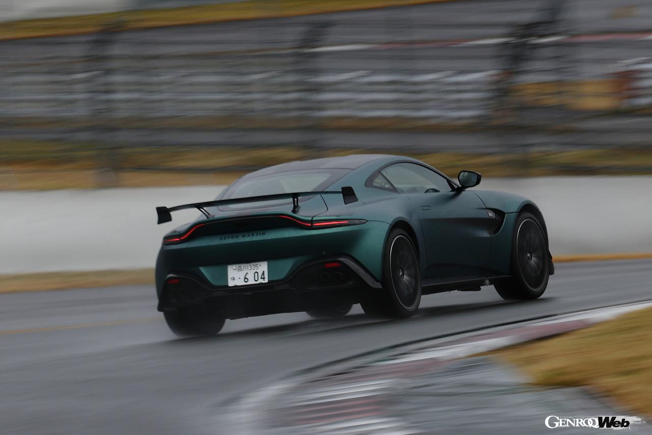 GOTY2021-2022、アストンマーティン ヴァンテージ F1 Eエディションの走行シーン