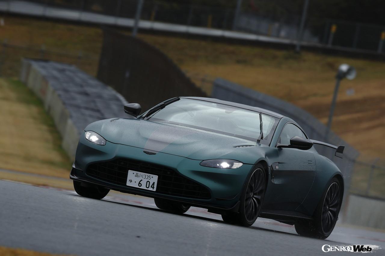 GOTY2021-2022、アストンマーティン ヴァンテージ F1 Eエディションの走行シーン