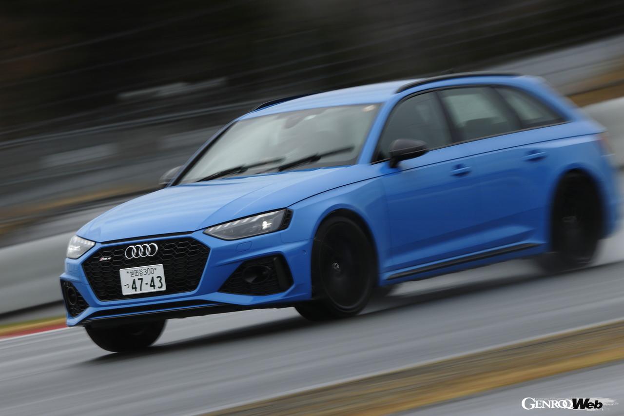 GOTY2021-2022、アウディ RS 4 アバントの走行シーン