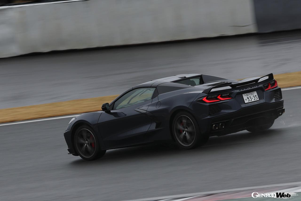 GOTY2021-2022、シボレー コルベット コンバーチブルの走行シーン