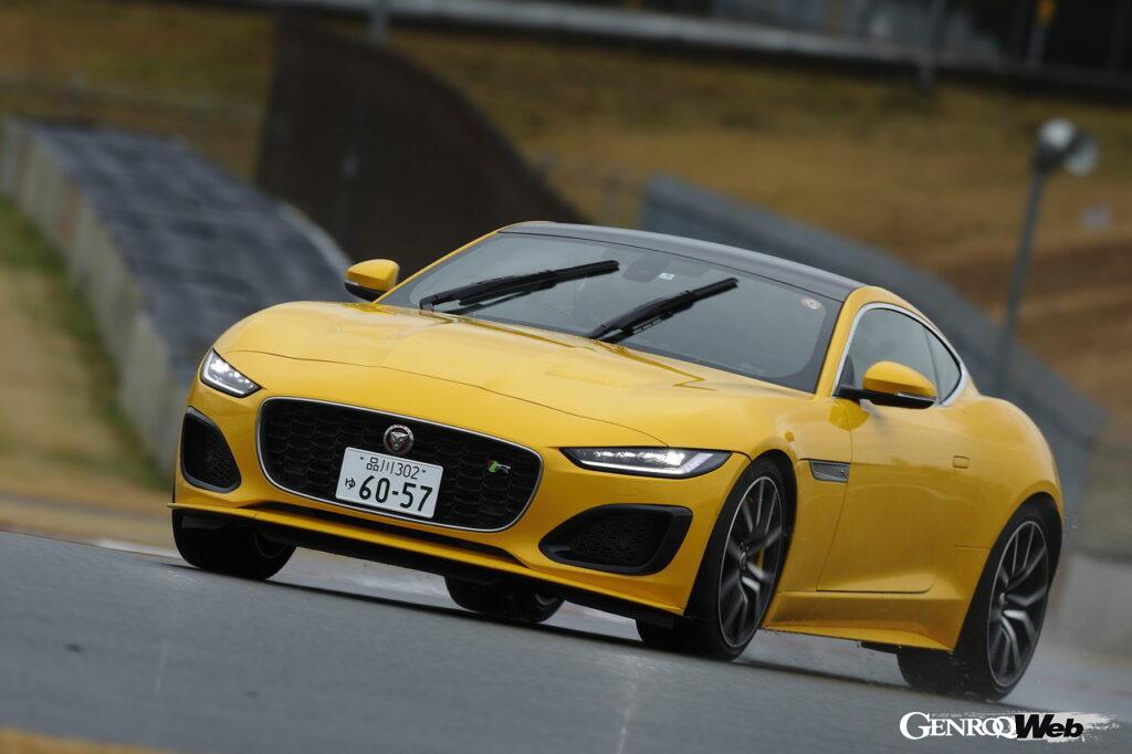 GOTY2021-2022、ジャガー Fタイプ Rクーペの走行シーン