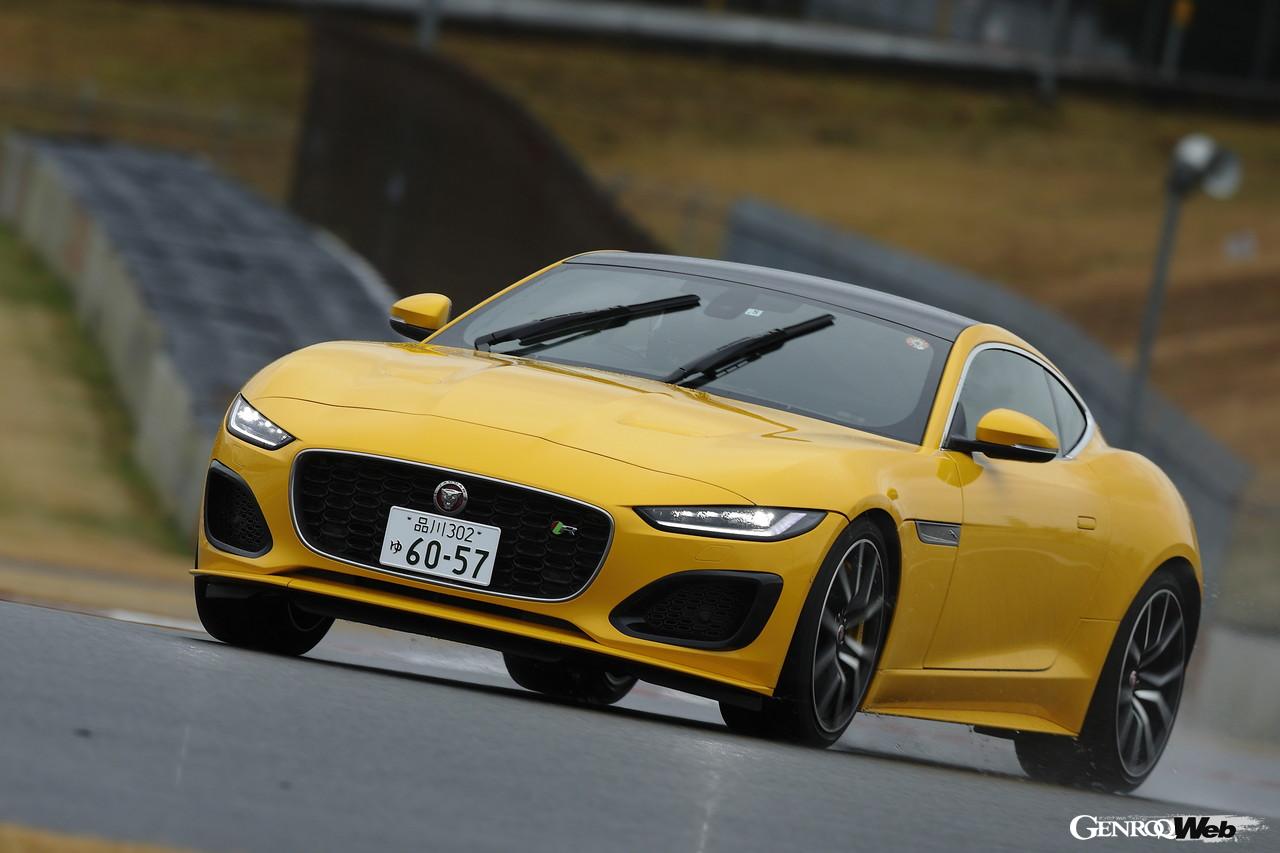 GOTY2021-2022、ジャガー Fタイプ Rクーペの走行シーン