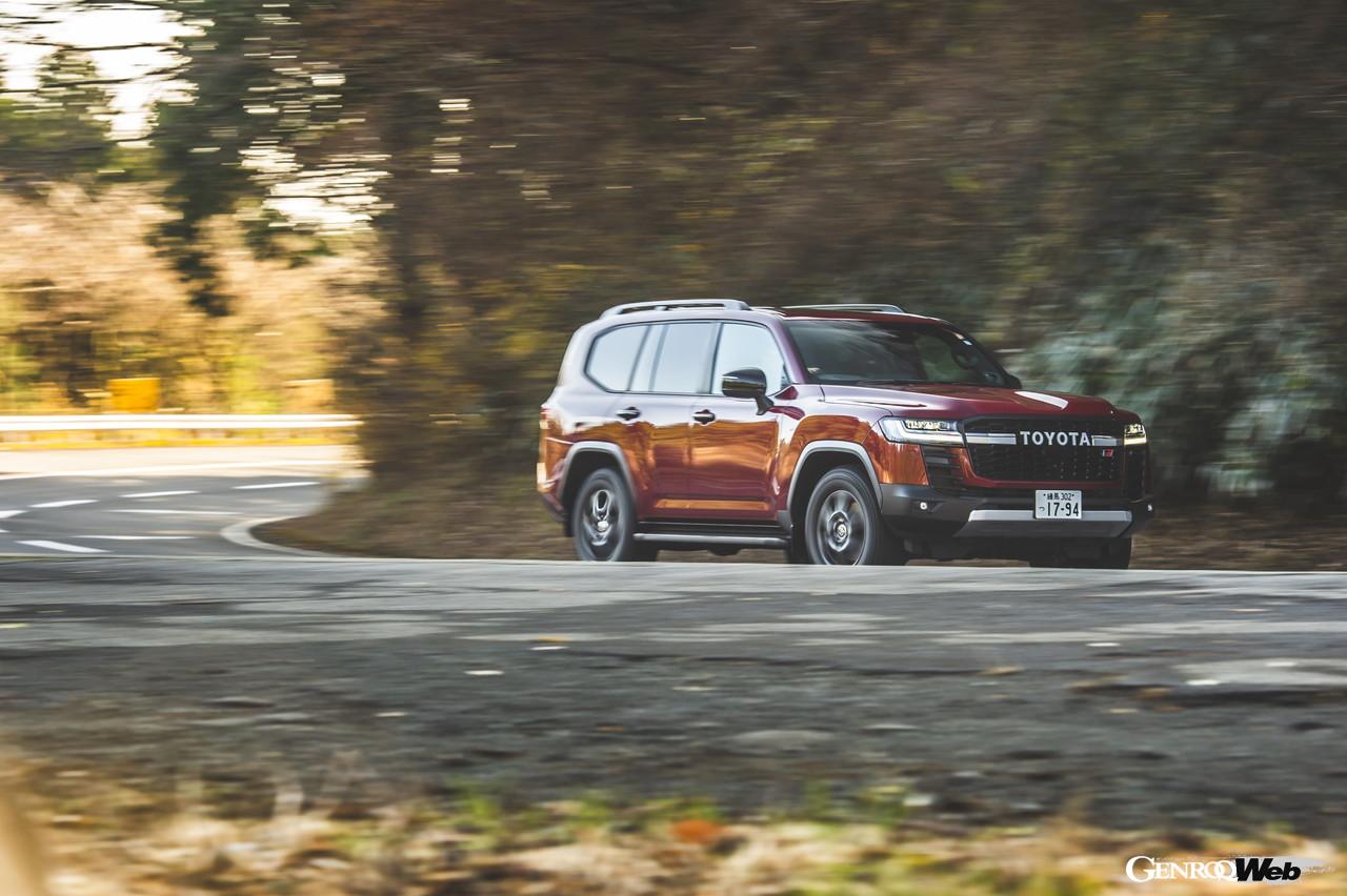 GOTY 2021-2022、トヨタ ランドクルーザー GRスポーツの走行シーン