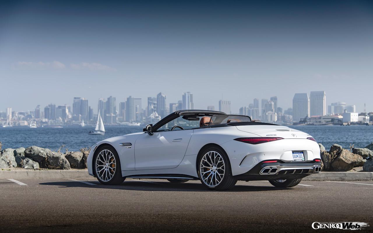 メルセデスAMG SL 55 4マティックプラスのリヤビュー。ルーフ開