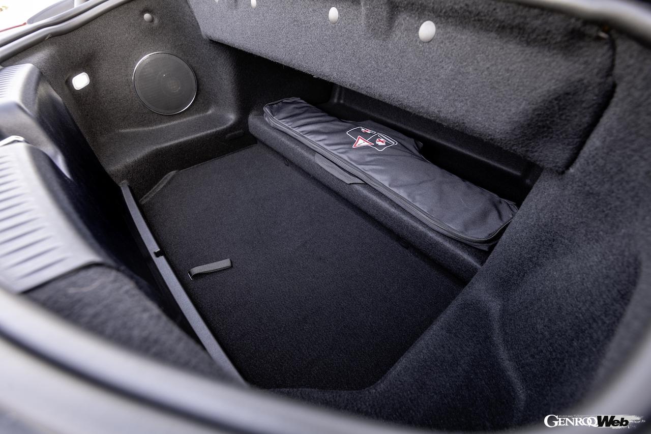 メルセデスAMG SL 65 4マティックプラスのラゲージコンパートメント
