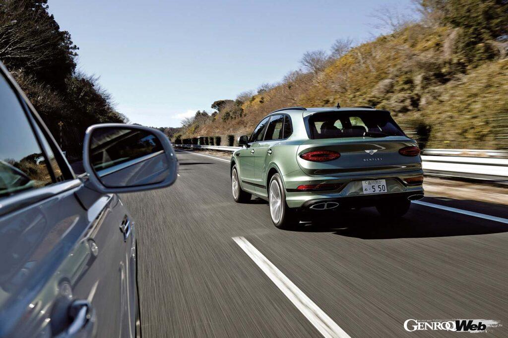 ベントレー ベンテイガ ハイブリッドとベンテイガ V8の走行シーン