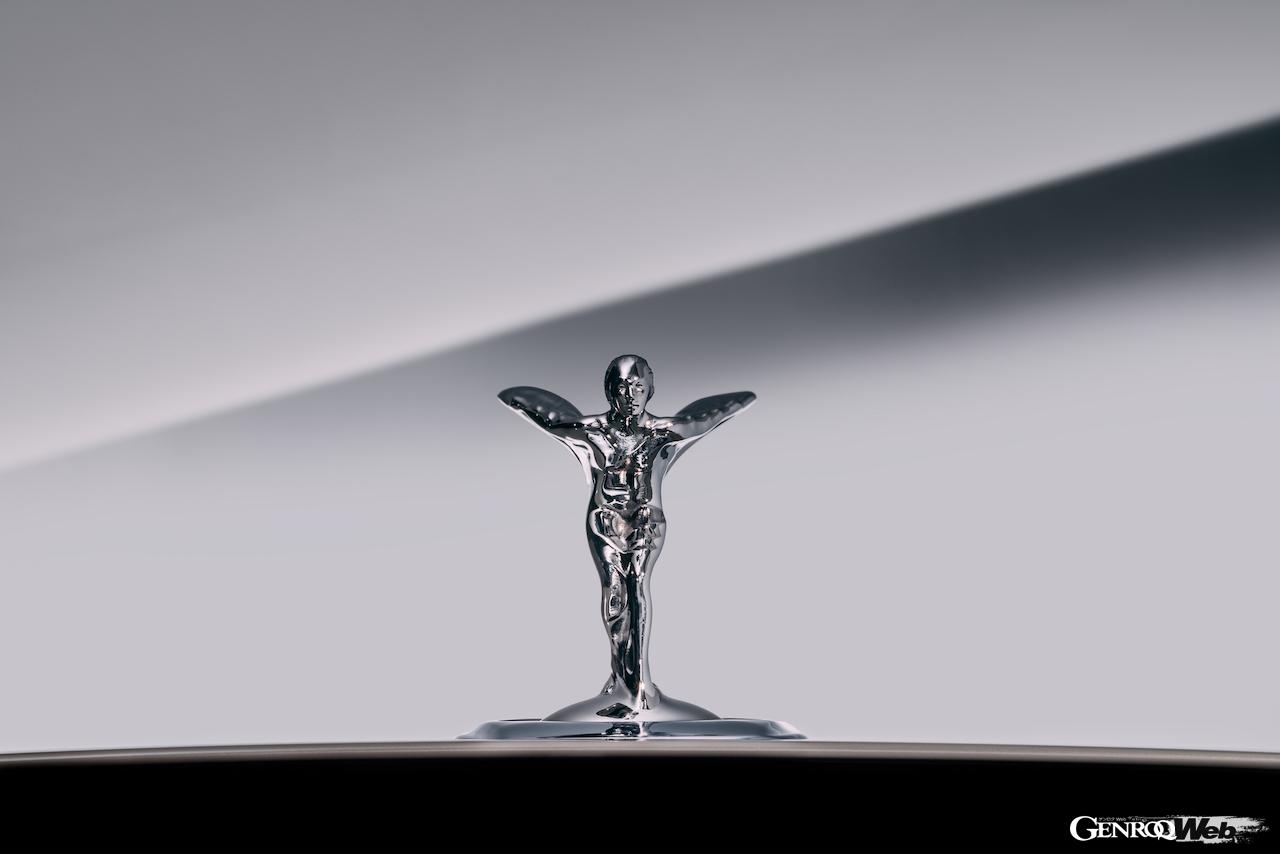 ロールス・ロイス初のフルEV「スペクター」に採用される新デザインの「スピリット・オブ・エクスタシー」。