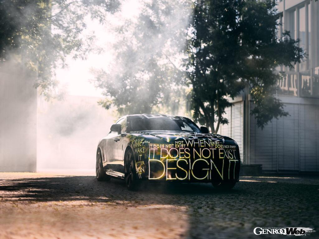 スペクターに採用される新たなデザインの「スピリット・オブ・エクスタシー」は、オリジナルのチャールズ・ロビンソン・サイクスの原画をリスペクトとしつつ、スペクターという電動モデルに相応しい流線型が表現された。