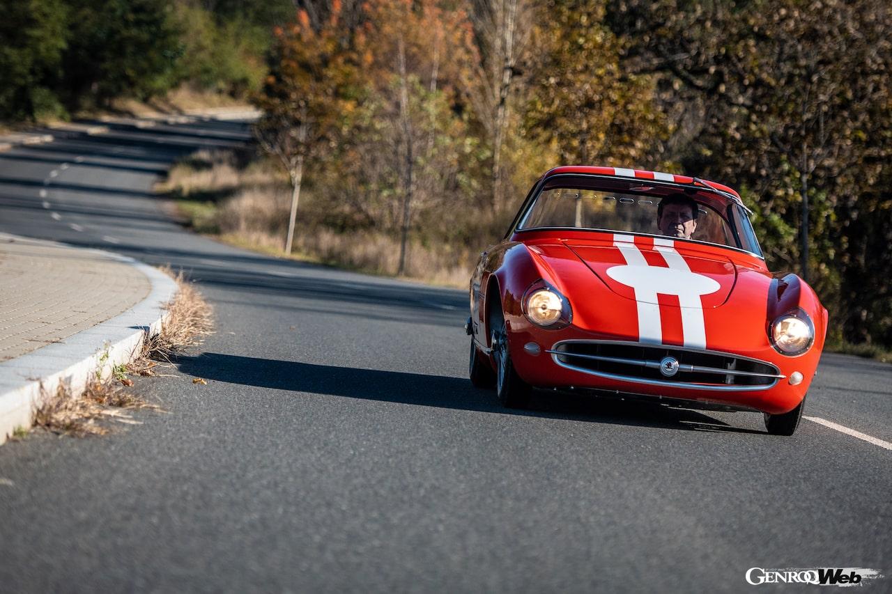1950年代にチェコのシュコダが開発したレーシンブプロトタイプ「シュコダ 1100 OHC クーペ」の走行シーン。