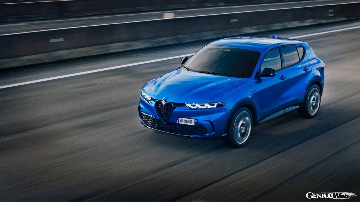 アルファロメオの新型コンパクトSUV「トナーレ」の走行シーン。