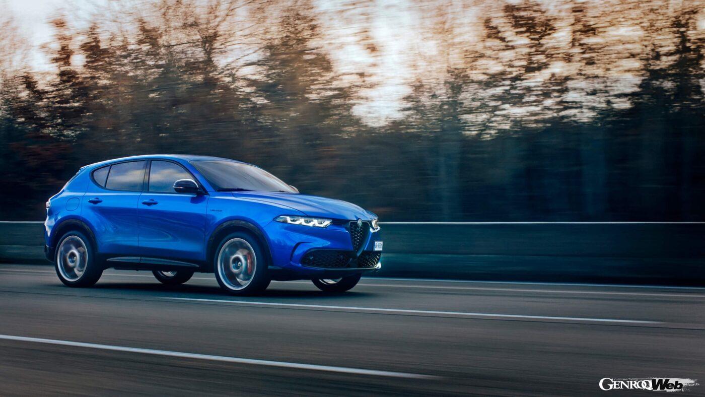 アルファロメオの新型コンパクトSUV「トナーレ」の走行シーン。