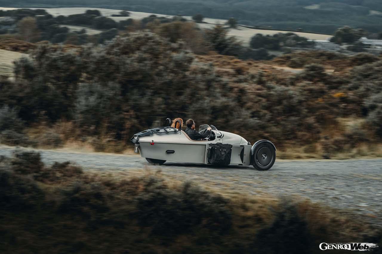 完全新規設計された3輪モデル「モーガン スーパー3」の走行シーン。