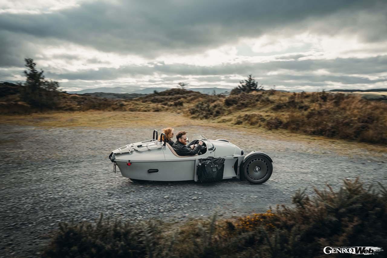 完全新規設計された3輪モデル「モーガン スーパー3」の走行シーン。