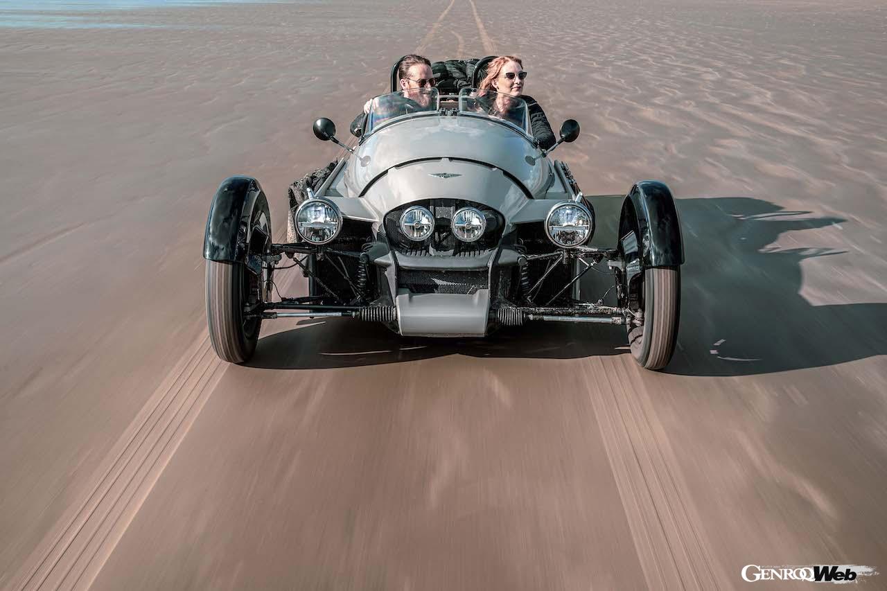 完全新規設計された3輪モデル「モーガン スーパー3」の走行シーン。