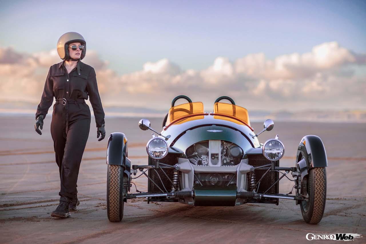 完全新規設計された3輪モデル「モーガン スーパー3」の走行シーン。