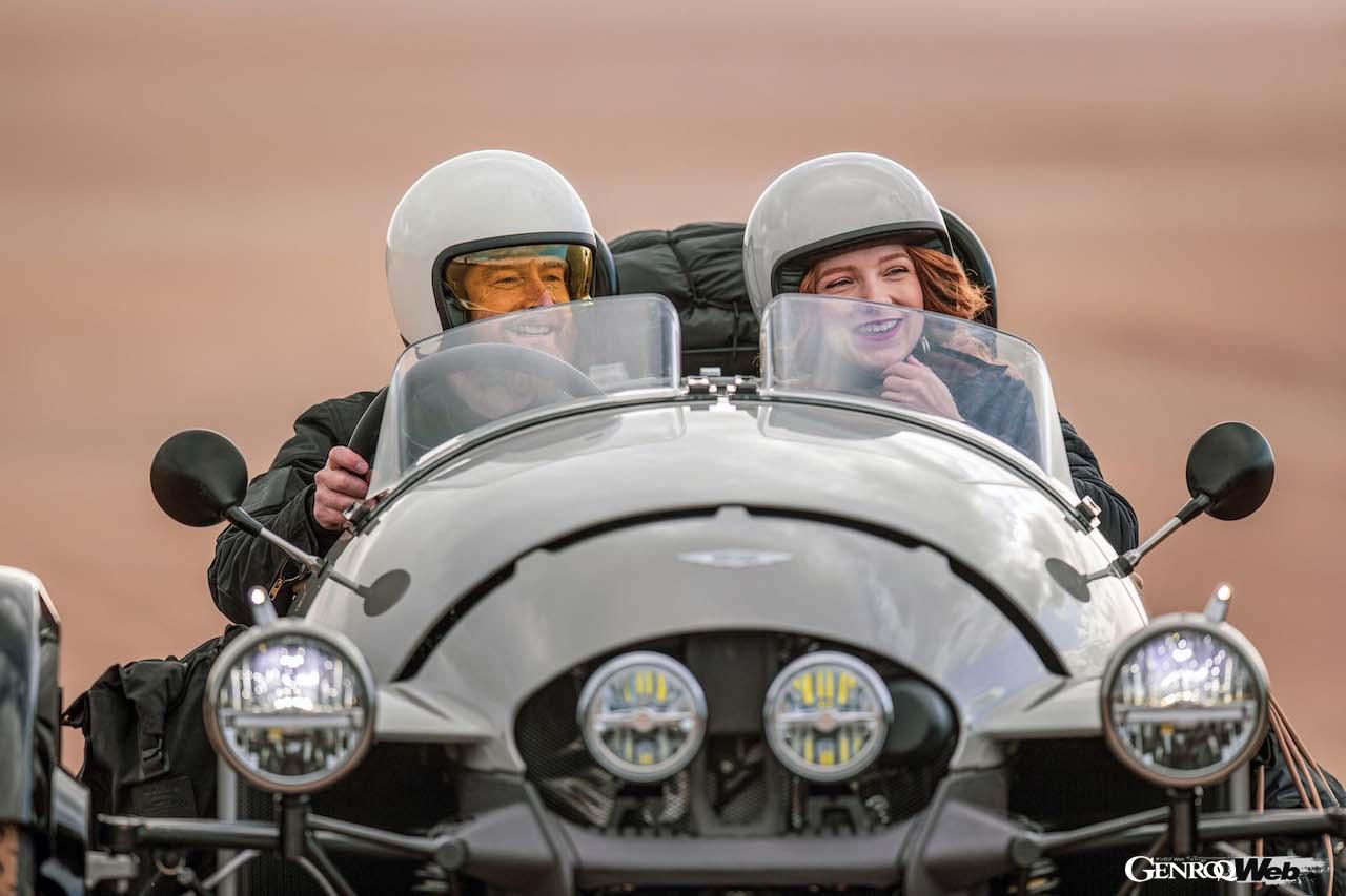 完全新規設計された3輪モデル「モーガン スーパー3」の走行シーン。