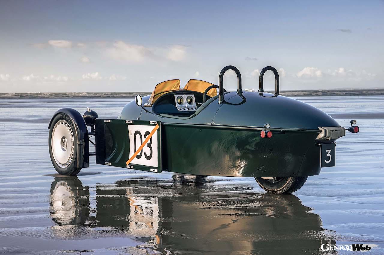 完全新規設計された3輪モデル「モーガン スーパー3」の走行シーン。