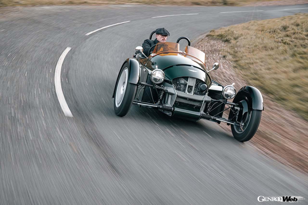 完全新規設計された3輪モデル「モーガン スーパー3」の走行シーン。