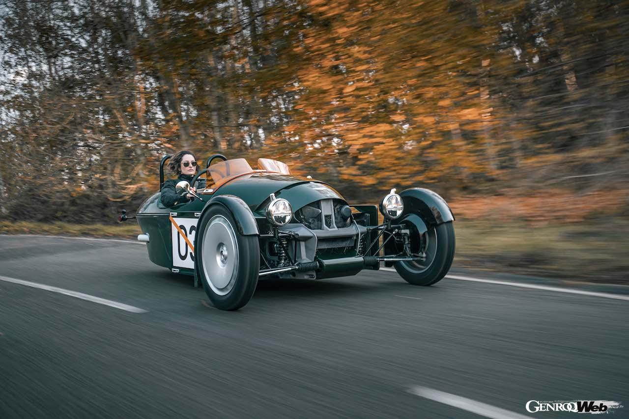 完全新規設計された3輪モデル「モーガン スーパー3」の走行シーン。