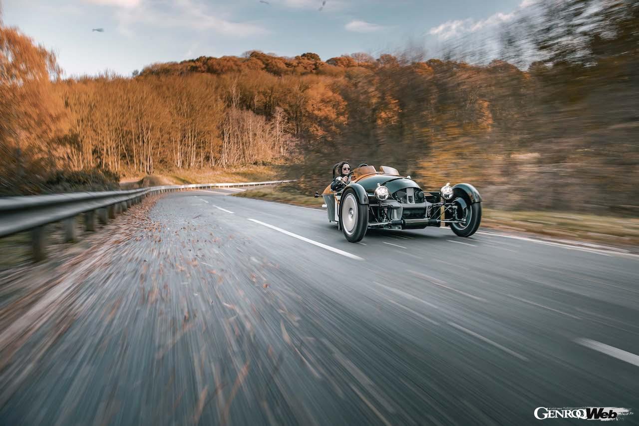 完全新規設計された3輪モデル「モーガン スーパー3」の走行シーン。