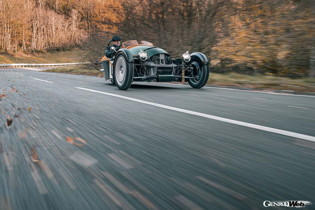 完全新規設計された3輪モデル「モーガン スーパー3」の走行シーン。
