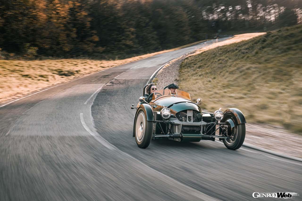 完全新規設計された3輪モデル「モーガン スーパー3」の走行シーン。