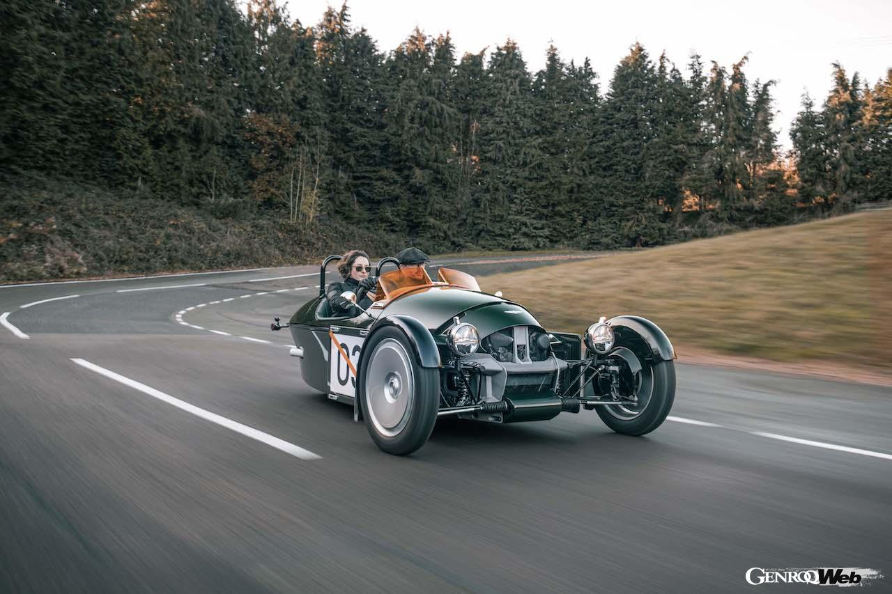 完全新規設計された3輪モデル「モーガン スーパー3」の走行シーン。