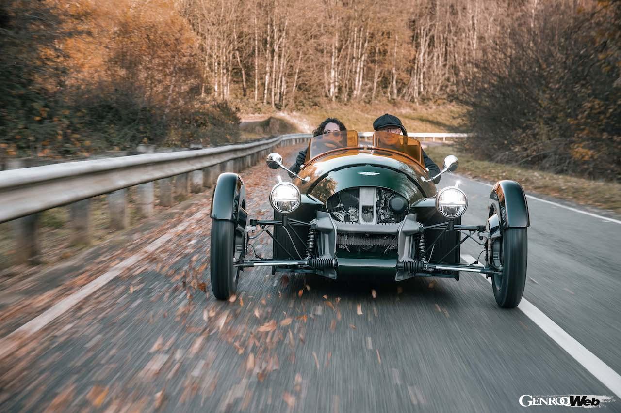 完全新規設計された3輪モデル「モーガン スーパー3」の走行シーン。