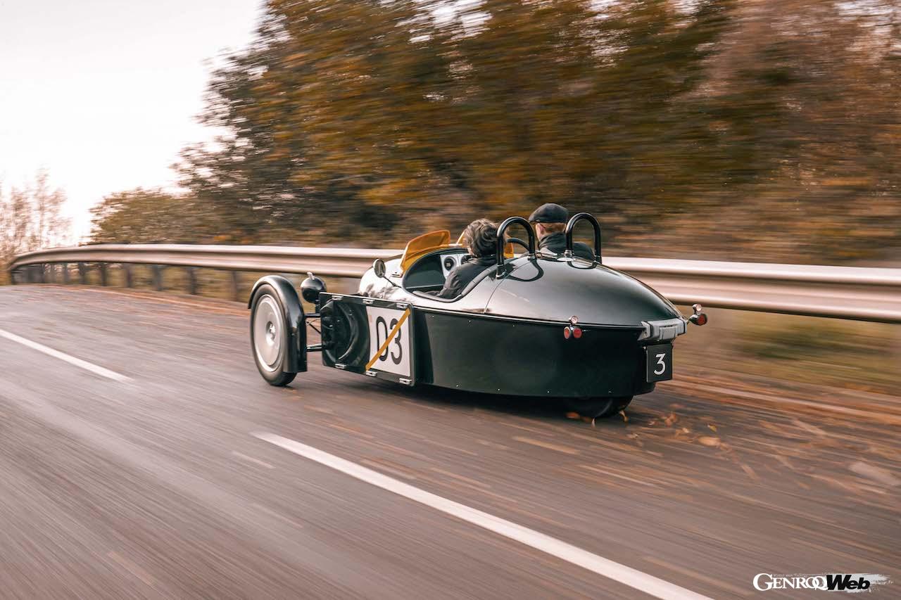 完全新規設計された3輪モデル「モーガン スーパー3」の走行シーン。