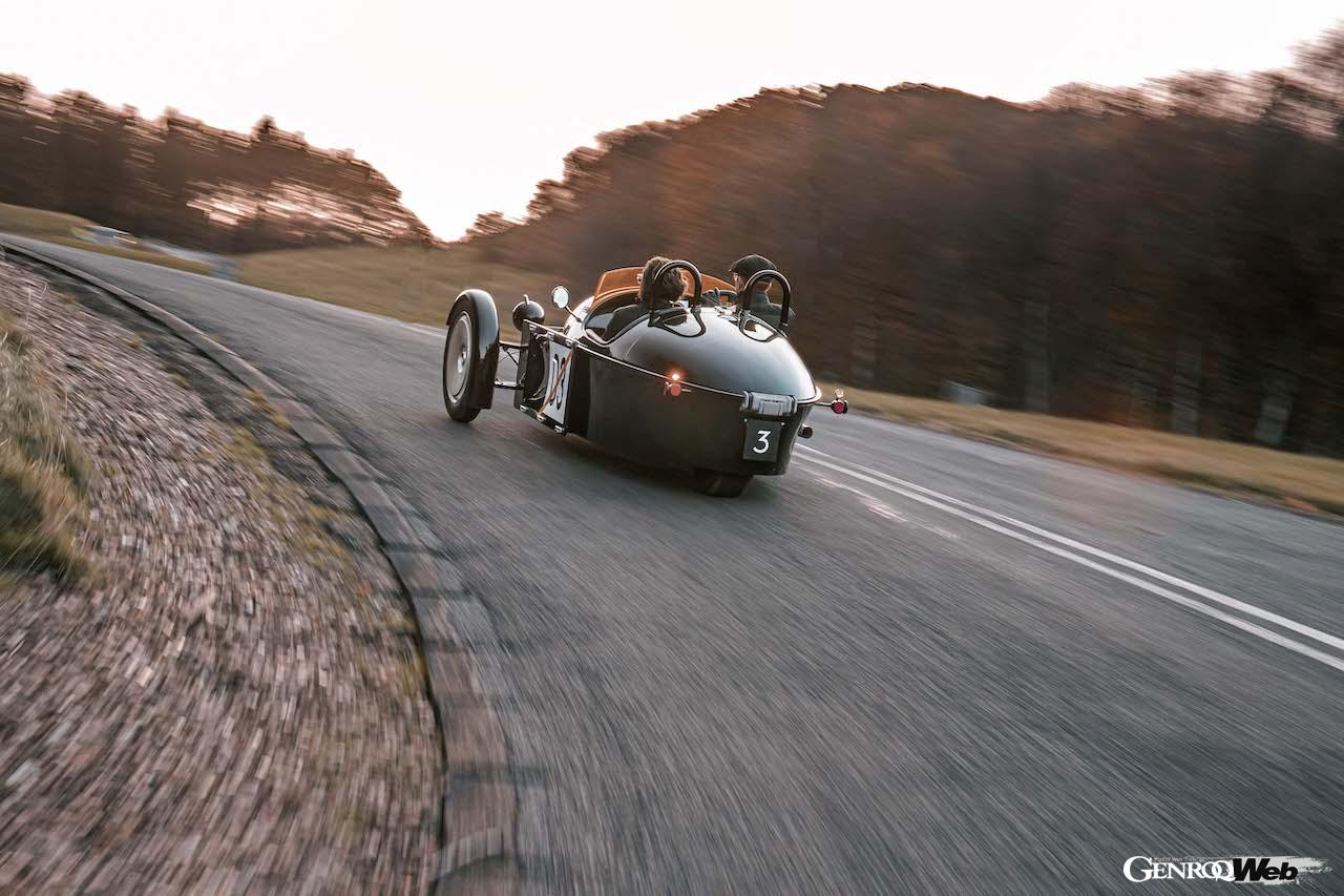 完全新規設計された3輪モデル「モーガン スーパー3」の走行シーン。