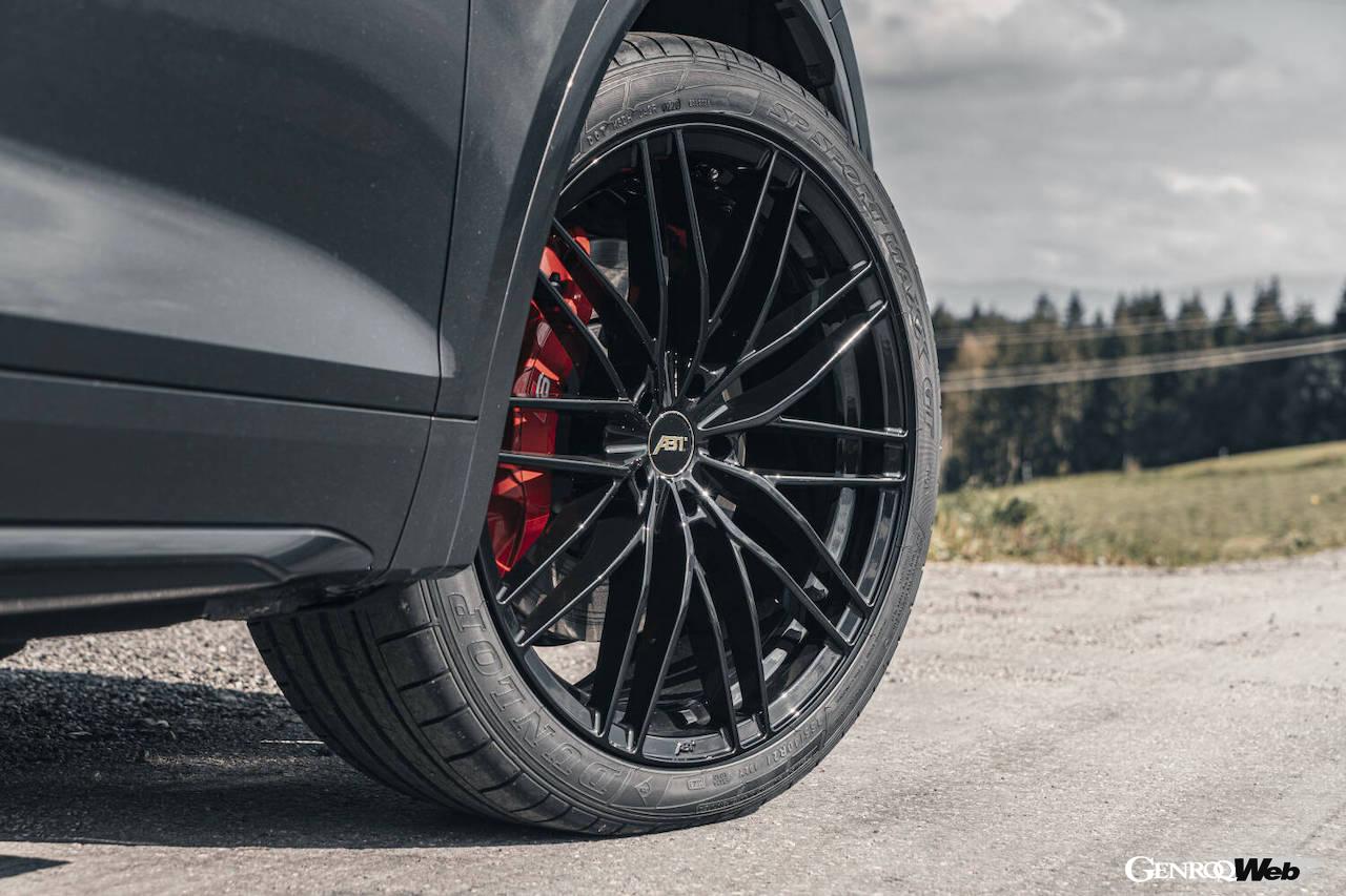 大幅なパフォーマンスアップを果たした「ABT アウディ Q5 TFSI e」の20インチホイール。