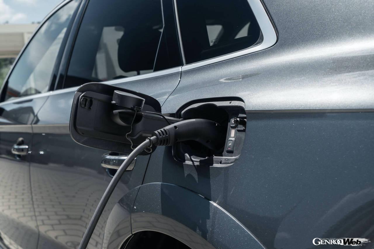 ABTスポーツラインが誇るエンジンチューン「ABTパワー・パフォーマンス・アップグレード」をガソリンエンジンに装着することで、PHEVモデルはシステム最高出力425hpを実現した。