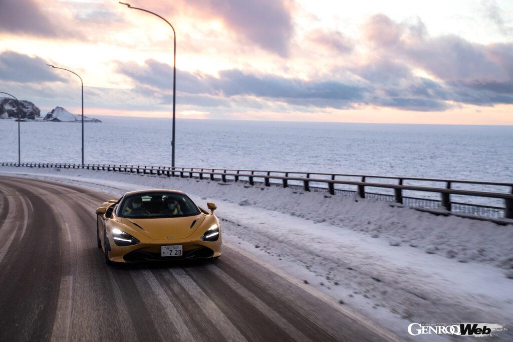 雪道を走るマクラーレン720S